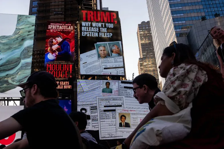 Постоянно вижу новости, что Трамп как-то связан с делом Эпштейна. Так они и правда дружили? А причастен ли президент США к секс-трафикингу?