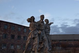 Скульптурная группа на территории бывшего стекольного завода. Гюмри, ноябрь 2018 года