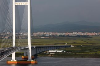 Незавершенный мост через Ялу — из Китая в Северную Корею. 11 сентября 2016 года