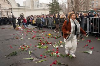 Люди, пришедшие проститься с Навальным, скандировали «Спасибо, Алексей!», а также лозунги «Любовь сильнее страха» и «Путин убийца»