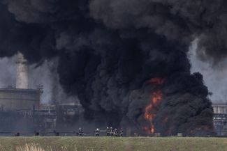 Пожар на Лисичанском нефтеперерабатывающем заводе в Луганской области после попадания российской ракеты.<br>