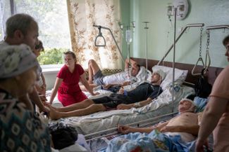 Родственники посещают в больнице раненного в результате очередного российского ракетного удара по Николаеву