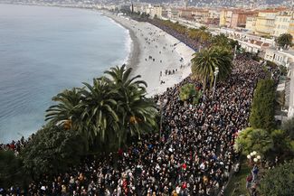 Тысячи людей во время акции памяти в Ницце, 10 января 2015-го