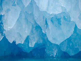 Подтаявший айсберг вблизи. Гренландия