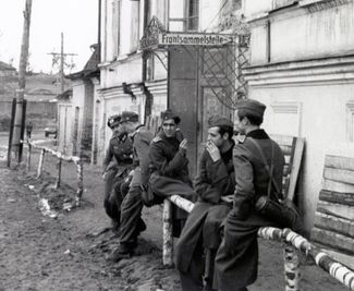 Участники «Белой розы» Ганс Шолль и Александр Шморель (крайние справа) после распределения в составе санитарной роты на Восточный фронт. Там они пробыли с июля по ноябрь 1942 года и были свидетелями жестокого обращения с советскими военнопленными и жителями оккупированных немцами территорий