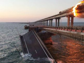 Обрушенный участок Крымского моста. Одна из ниток автодороги уцелела, поэтому к вечеру того же дня движение по мосту восстановилось