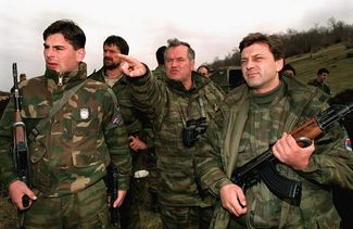 Ратко Младич (в центре) во время Боснийской войны, 16 апреля 1994 года