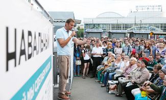 Кандидат в мэры Москвы Алексей Навальный встречается с избирателями. Зеленоград, 23 августа 2013 года