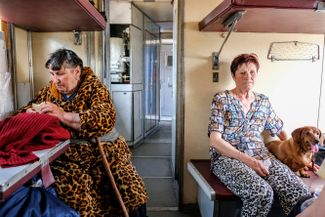 Жители Донецкой области в эвакуационном поезде