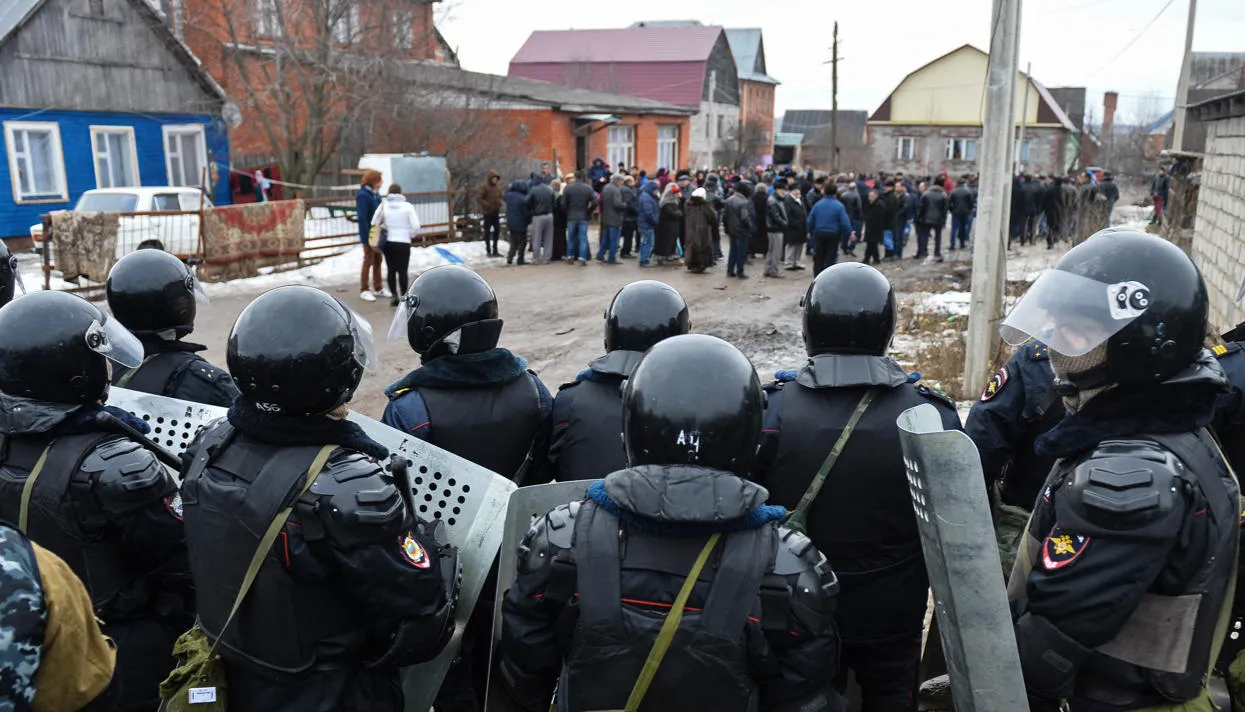 Ваш поселок не санкционирован Столкновения цыган с ОМОНом в Тульской  области: репортаж «Медузы» — Meduza