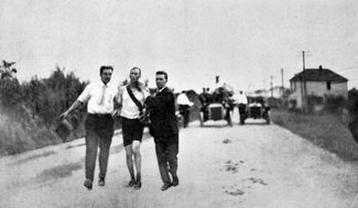Томас Хикс (в центре) во время олимпийского марафона в Сент-Луисе, 1904 год
