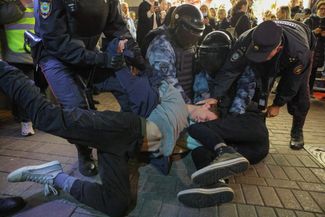 Russian law enforcement officers detain men during an unsanctioned rally, after opposition activists called for street protests against the military mobilization by President Vladimir Putin. Moscow, September 21, 2022.