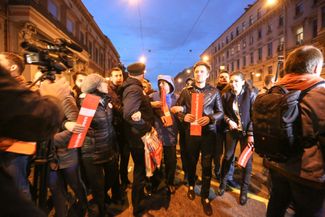 Участники акции в поддержку Алексея Навального на Литейном проспекте, 7 октября 2017 года