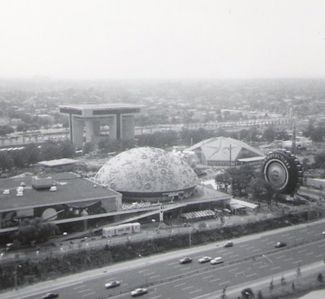 Всемирная торговая ярмарка в Нью-Йорке. «Лунный купол», в котором был показан фильм «На Луну и обратно». 1964 год