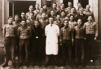 Гитлерюгенд: групповой портрет учеников вместе с преподавателем. Среди учеников и Соломон Перель — третий справа в третьем ряду. Брауншвейг, 1943 год