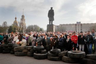 Жители Славянска слушают Пономарева на митинге у памятника Ленину в центре города