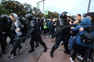 Санкт-Петербург. Задержание участника акции протеста против мобилизации, объявленной Владимиром Путиным 21 сентября 2022 года