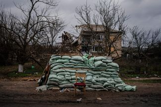 Укрепление из мешков с песком у разрушенного дома в селе Давыдов Брод, где шли бои между украинскими и российскими войсками