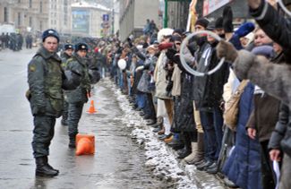 Акция оппозиции «Большое белое кольцо». Москва, 26 февраля 2012 года