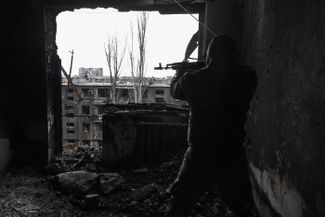 Военный с автоматом на руинах жилого дома в Левобережном районе. 22 апреля 2022 года