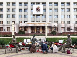 Spontaneous memorial to Irina Slavina in front of the Ministry of Internal Affairs building in Nizhny Novgorod