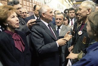 Михаил Горбачев беседует с рабочими Вильнюсского производственного объединения топливной аппаратуры. Слева — Раиса Горбачева. 11-13 января 1990-го