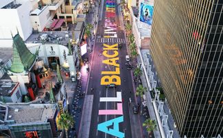 Граффити в честь движения Black Lives Matter на Голливудском бульваре. Лос-Анджелес, штат Калифорния, 13 июня 2020 года