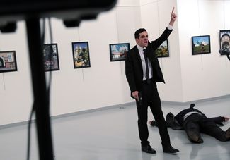Мевлют Мерт Алтинтас сразу после убийства посла России в Турции Андрея Карлова, 19 декабря
