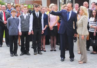 Governor Mikhail Men and Dmitry Medvedev’s wife, Svetlana, at a cultural center’s opening in Plyos