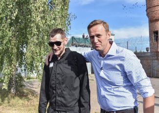 Алексей Навальный встречает брата Олега, который вышел на свободу после трех с половиной лет колонии по делу «Ив Роше». 29 июня 2018 года