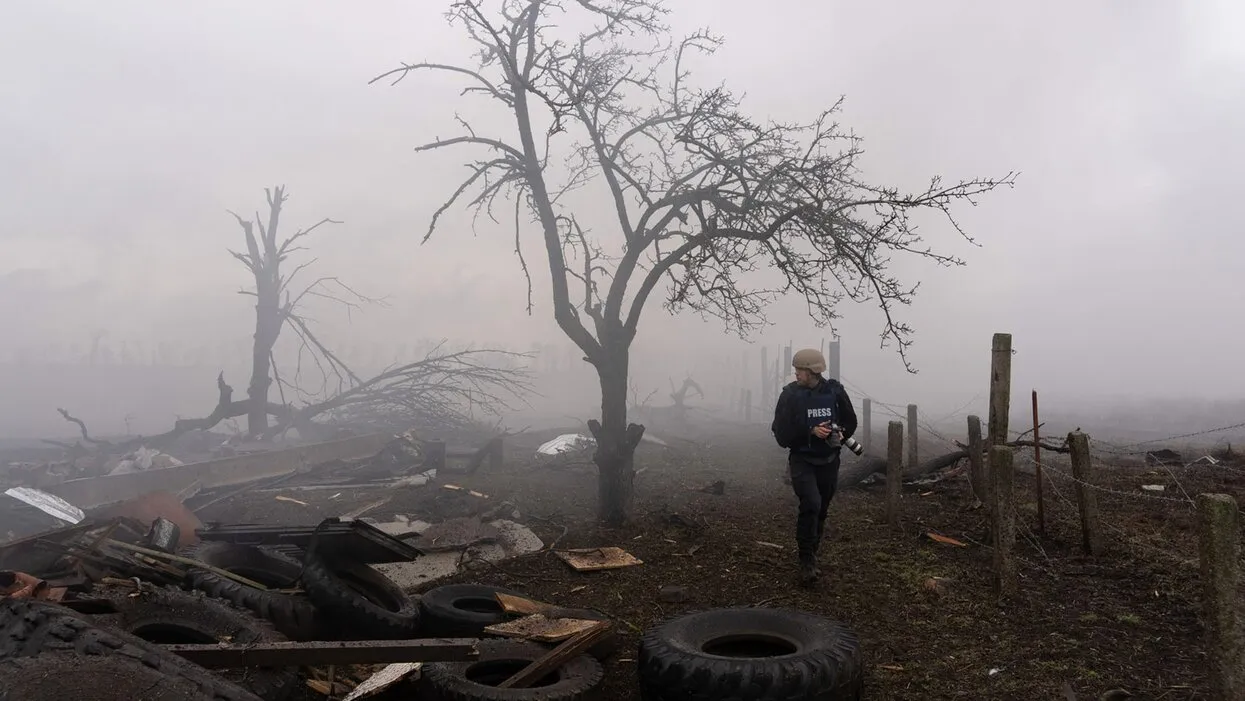 20 дней в Мариуполе» Репортеры The Associated Press были последними  журналистами, остававшимися в осажденном городе. Их фильм можно посмотреть  онлайн — прямо сейчас — Meduza