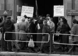 Пикет у штаб-квартиры «Саюдиса» после выборов в сейм Литвы. Надписи на плакатах: «Будьте прокляты те, кто голосовал за коммунистов», «За литр бензина продал родину». Вильнюс, 29 октября 1992 года
