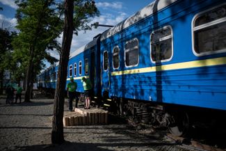 Украинская железная дорога 15 июля открыла «Железный городок» в Ирпене — пункт временного проживания горожан, оставшихся без дома из-за российского нападения. На входе в вагоны стоят «проводники» в зеленой форме. 