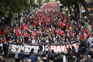 Демонстрация в Анкаре в поддержку Палестины. Надпись на транспаранте: «Нет геноциду». 18 октября 2023 года