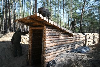 Военнослужащие ВС РФ строят полевой храм