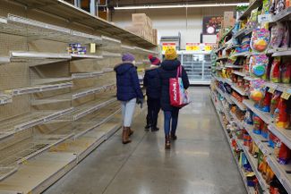 Супермаркет в Остине. Из-за кризиса в магазинах были раскуплены товары первой необходимости