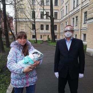 Александр Беглов во время визита в роддом. 3 мая 2020 года