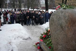 Панихида по Навальному у Соловецкого камня в Санкт-Петербурге, 17 февраля 2024 года