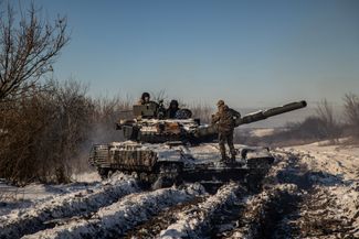 Украинский экипаж танка Т-64 на бахмутском направлении