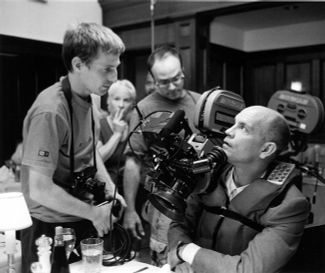 Спайк Джонз и Джон Малкович на съемках фильма «Быть Джоном Малковичем» в 1999 году