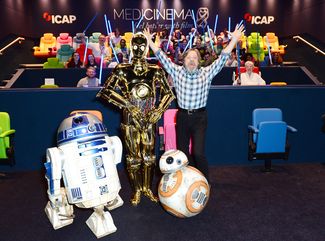 Марк Хэмилл (Люк Скайуокер) и дроиды R2-D2, C-3PO и BB-8 встретились с пациентами госпиталя Гая в Лондоне.