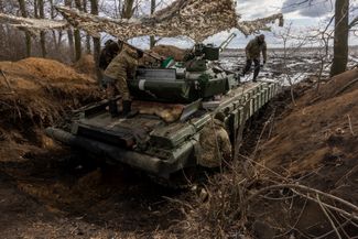 Украинские морские пехотинцы готовят к бою танк Т-64