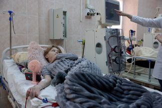 Еще одна пациентка киевской больницы «Охматдет», работающей, несмотря на сложности во время войны, — 14-летняя Вероника. Она лечится от почечной недостаточности
