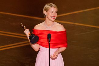 Jessie Buckley wins the Oscar