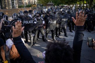 Столкновение демонстрантов с полицией во время протестов против убийства полицейскими Джорджа Флойда. Вашингтон, федеральный округ Колумбия, 1 июня 2020 года
