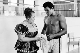 Мохаммед Али и его мать Одесса Грейди Клей на тренировке перед боем. Киншаса, Заир, 1974 год