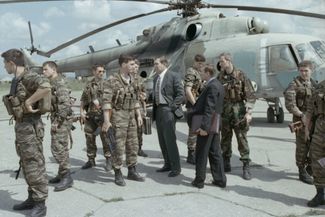 Секретарь Совета безопасности генерал Александр Лебедь на военной базе в Ханкале. 5 сентября 1996 года