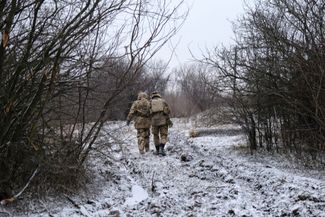 Двое украинских военнослужащих 22-й механизированной бригады на позиции под Бахмутом