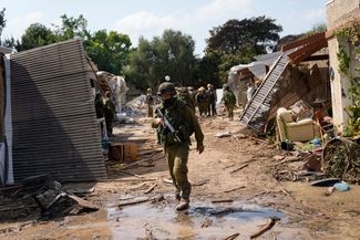 В поселении, основанном в начале 1950-х, по данным на 2021 год, жили чуть более 750 человек. Израильский военный на одной из улиц Кфар-Аза. 10 октября 2023 года