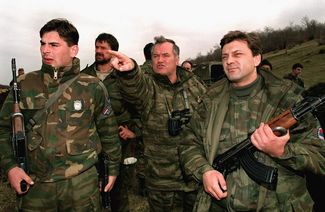 Ратко Младич (в центре) во время Боснийской войны, 16 апреля 1994 года